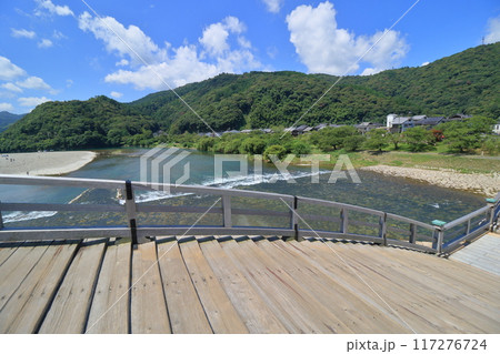 錦帯橋　日本三奇橋の一つ錦帯橋　錦帯橋の上から見える景色 117276724