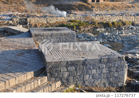 ネパール、パナウティ、クリシュナ寺院、ガート（火葬場）、プンガマティ川 117276737