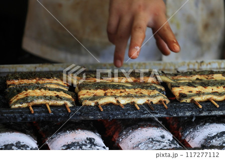 鰻の蒲焼 蒲焼を焼く鰻屋の職人 鰻の蒲焼 蒲焼を焼く鰻屋の職人 117277112