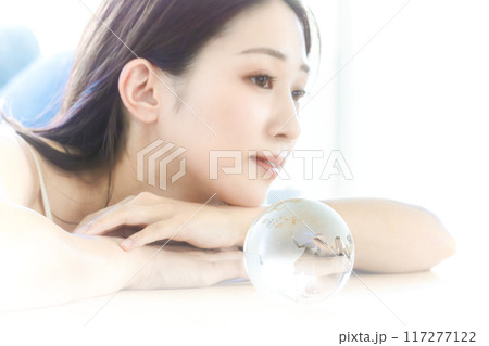 地球儀と若い女性 117277122