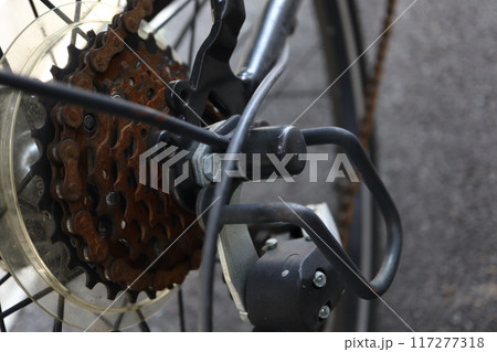 自転車のチェーンが錆びている 自転車のチェーンが錆びている 117277318