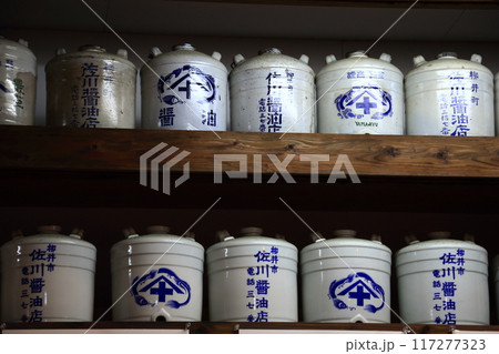 しょう油蔵の醤油桶 陶器製の醤油樽 しょう油蔵の醤油桶 陶器製の醤油樽 117277323
