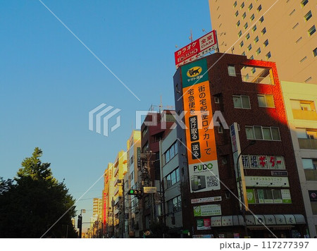東京・真夏の青空と繁華街 117277397