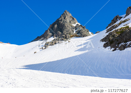 初夏の北アルプス槍ヶ岳の残雪期登山　グリーンバンドから見上げる槍ヶ岳 117277627
