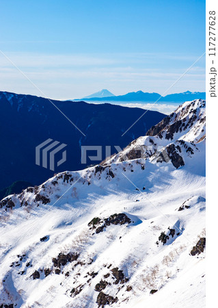 初夏の北アルプス槍ヶ岳の残雪期登山　槍沢のグリーンバンドから見る富士山 117277628