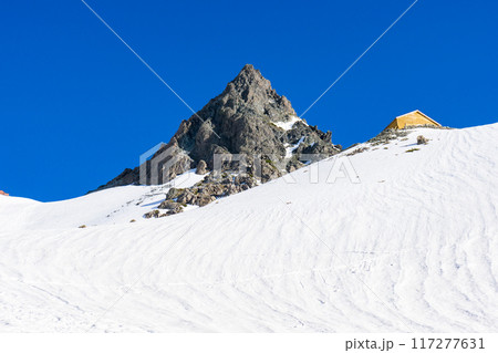 初夏の北アルプス槍ヶ岳の残雪期登山　殺生ヒュッテと槍ヶ岳 117277631