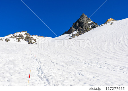 初夏の北アルプス槍ヶ岳の残雪期登山　殺生ヒュッテと槍ヶ岳 117277635