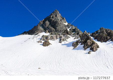 初夏の北アルプス槍ヶ岳の残雪期登山　殺生ヒュッテ付近から見上げる槍ヶ岳 117277637