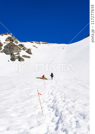 初夏の北アルプス槍ヶ岳の残雪期登山　槍ヶ岳山荘と雪渓のトレース 117277638