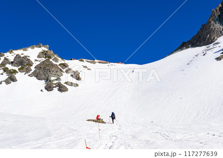 初夏の北アルプス槍ヶ岳の残雪期登山　槍ヶ岳山荘と雪渓のトレース 117277639