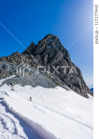 初夏の北アルプス槍ヶ岳の残雪期登山　槍ヶ岳山荘から見る槍ヶ岳 117277640