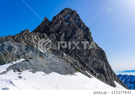 初夏の北アルプス槍ヶ岳の残雪期登山　槍ヶ岳山荘から見る槍ヶ岳 117277641