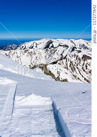 初夏の北アルプス槍ヶ岳の残雪期登山 槍ヶ岳山荘から見る西鎌尾根と双六岳 初夏の北アルプス槍ヶ岳の残雪期登山 槍ヶ岳山荘から見る西鎌尾根と双六岳 117277642