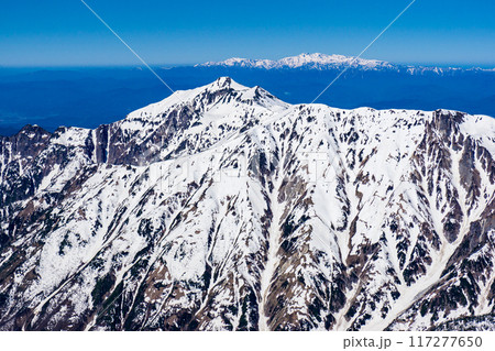 初夏の北アルプス槍ヶ岳の残雪期登山 槍ヶ岳山頂からの景色 笠ヶ岳と白山 初夏の北アルプス槍ヶ岳の残雪期登山 槍ヶ岳山頂からの景色 笠ヶ岳と白山 117277650
