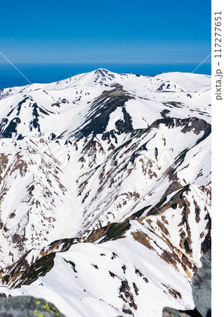 初夏の北アルプス槍ヶ岳の残雪期登山 槍ヶ岳山頂からの景色 双六岳と黒部五郎岳 初夏の北アルプス槍ヶ岳の残雪期登山 槍ヶ岳山頂からの景色 双六岳と黒部五郎岳 117277651