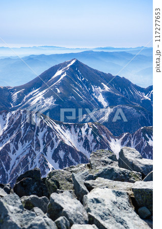 初夏の北アルプス槍ヶ岳の残雪期登山　槍ヶ岳山頂からの景色　常念岳 117277653