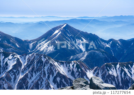 初夏の北アルプス槍ヶ岳の残雪期登山　槍ヶ岳山頂からの景色　常念岳 117277654