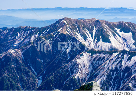 初夏の北アルプス槍ヶ岳の残雪期登山　槍ヶ岳山頂からの景色　大天井岳と表銀座 117277656