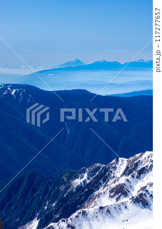 初夏の北アルプス槍ヶ岳の残雪期登山　槍ヶ岳山頂からの景色　富士山と南アルプス 117277657