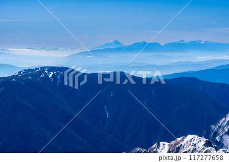 初夏の北アルプス槍ヶ岳の残雪期登山　槍ヶ岳山頂からの景色　富士山と南アルプス 117277658