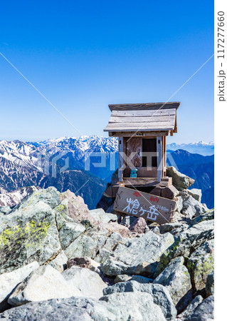 初夏の北アルプス槍ヶ岳の残雪期登山　槍ヶ岳山頂と祠 117277660