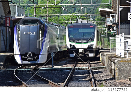 南小谷駅に停車する特急あずさと普通列車 南小谷駅に停車する特急あずさと普通列車 117277723