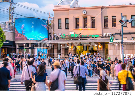 日本の東京都市景観 リニューアルされた上野駅広小路口などを望む。街頭ビジョンなどがお目見え=9日 日本の東京都市景観 リニューアルされた上野駅広小路口などを望む。街頭ビジョンなどがお目見え=9日 117277873
