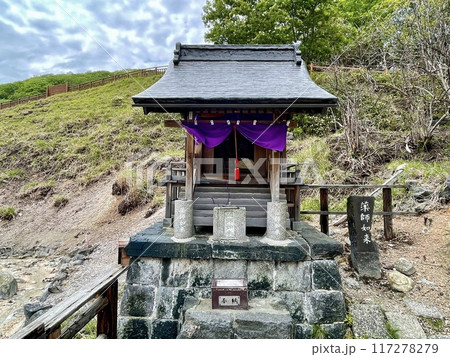 【青森県】蕪嶋神社にある静寂な祠と緑の調和 117278279