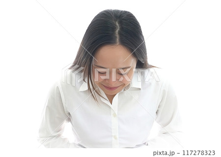 あいさつをする日本人女性 117278323