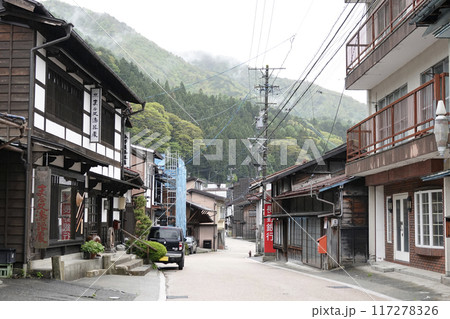 木曽路の出入り口 中山道贄川宿の風景 117278326