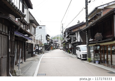 木曽路の出入り口 中山道贄川宿の風景 117278333