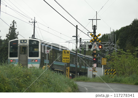 中央本線 贄川駅近くの踏切を横切る車両 中央本線 贄川駅近くの踏切を横切る車両 117278341