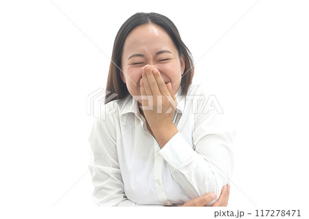 口をおさえて笑う日本人女性 117278471