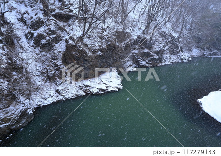 吹雪く木曽川（巴淵　長野県 木曽町 日義） 117279133
