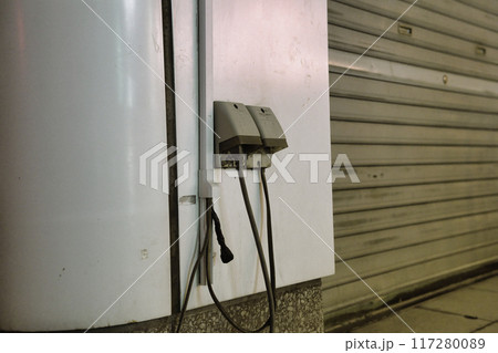 防水プレートに覆われたコンセント 防水プレートに覆われたコンセント 117280089