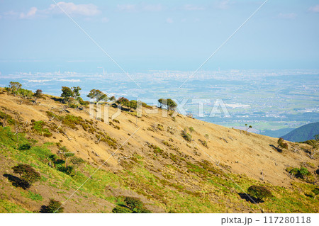 土が露出した竜ヶ岳の尾根 117280118