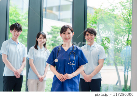 ドクターと医療スタッフ 117280300