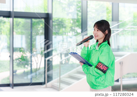 笑顔で案内をするイベントスタッフ 117280324