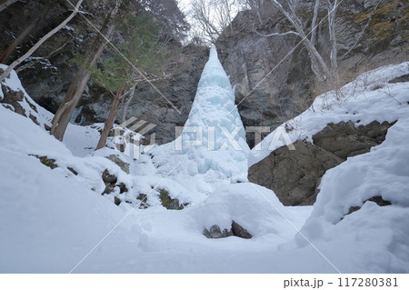 大禅の滝　長野県 北相木村）真冬の氷瀑風景 117280381