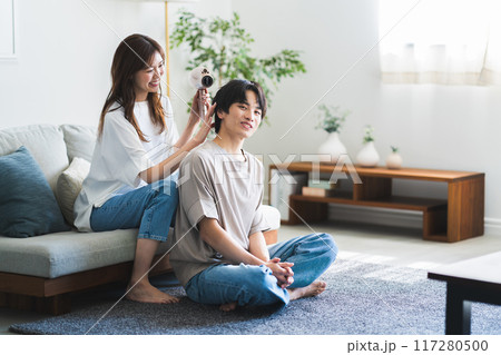 カップルのライフスタイル 117280500