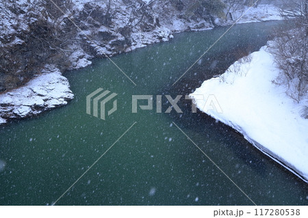 吹雪く木曽川（巴淵　長野県 木曽町 日義） 117280538