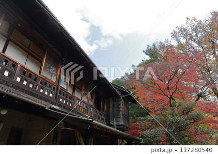 日本家屋　紅葉 117280540