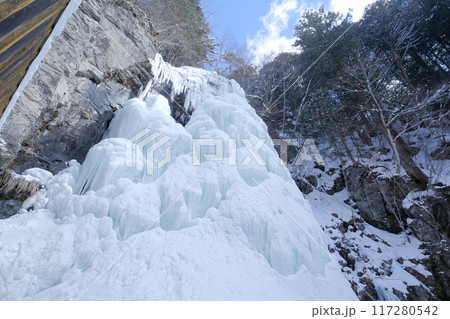 凍り付いた爆氷(清滝 長野県 大滝村) 凍り付いた爆氷(清滝 長野県 大滝村) 117280542
