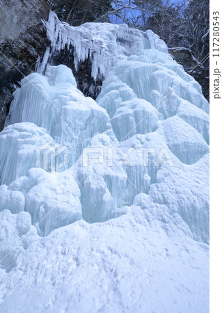 凍り付いた爆氷（清滝　長野県 大滝村） 117280543