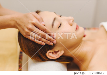 Relaxing with hand massage at beauty spa 117280617