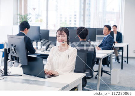 ヘッドセットをつけて話す若いビジネスウーマン 117280863