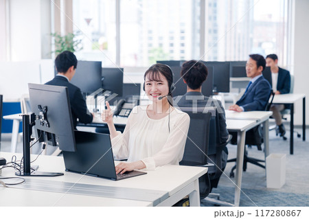ヘッドセットをつけて話す若いビジネスウーマン 117280867