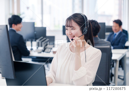 ヘッドセットをつけて話す若いビジネスウーマン 117280875