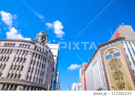 日本の東京都市景観 東京・銀座。(賑わう街…コロナ禍前の光景に)…希望の時代へ=8月9日 日本の東京都市景観 東京・銀座。(賑わう街…コロナ禍前の光景に)…希望の時代へ=8月9日 117281225