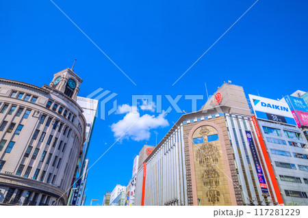 日本の東京都市景観 東京・銀座。（賑わう街…コロナ禍前の光景に）…希望の時代へ＝8月9日 117281229